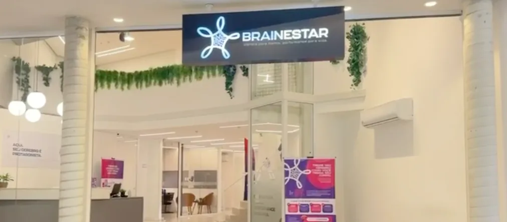Entrada da BrainEstar no Shopping Vale Sul, com o letreiro iluminado e a recepção