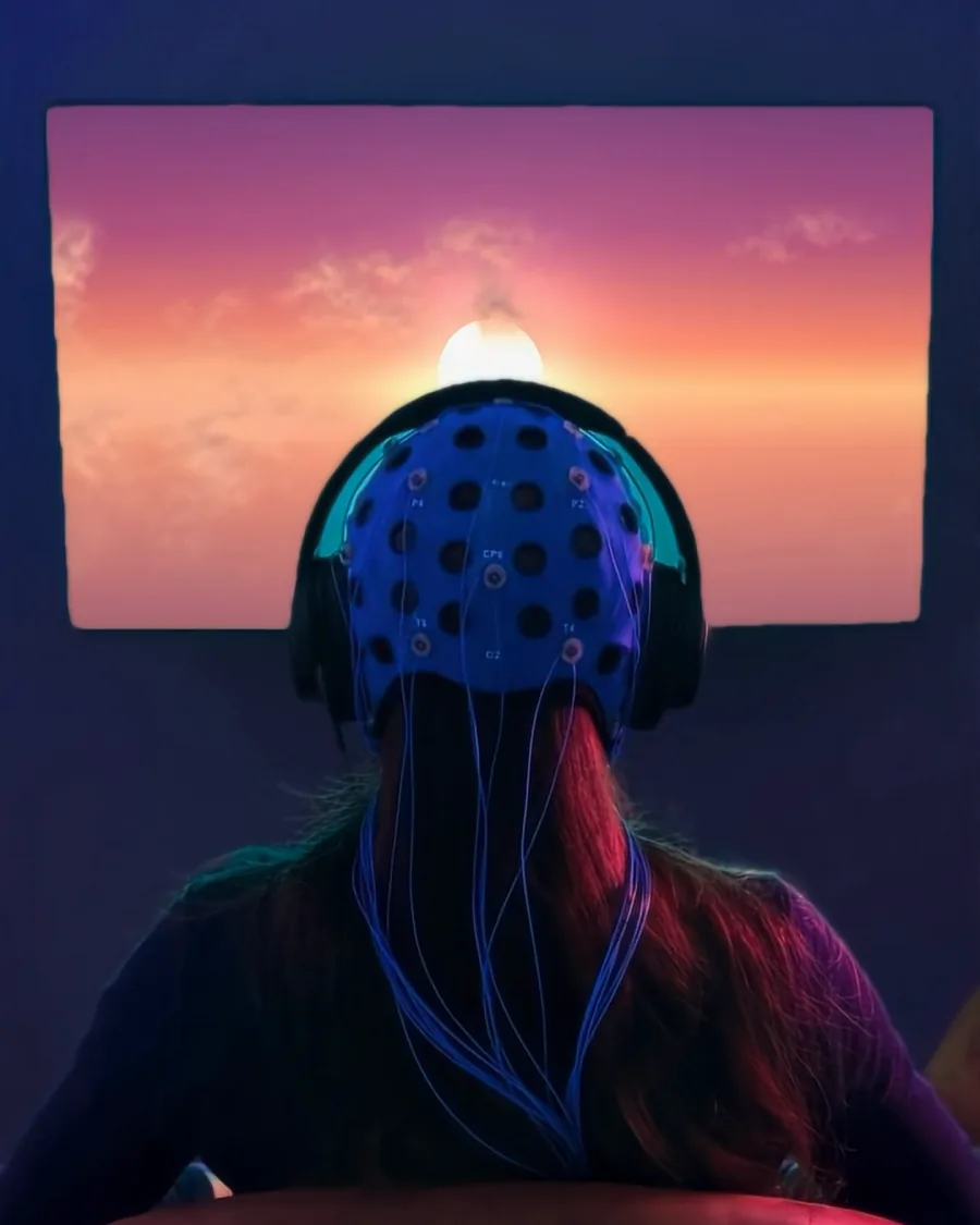 Pessoa de touca assistindo a um vídeo de pôr do sol durante o treino